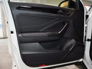 Volkswagen T-Roc R-Line 1.5 TSI 150 DSG GPS Virtual Hayon Attelage Front ACC Induction IQ Light JA 19 – photo 12