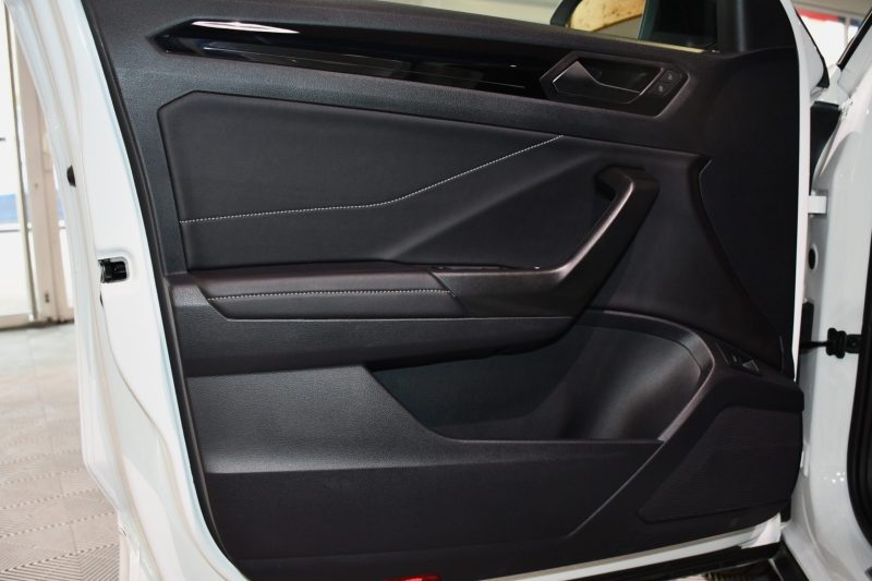 Volkswagen T-Roc R-Line 1.5 TSI 150 DSG GPS Virtual Hayon Attelage Front ACC Induction IQ Light JA 19 – photo 12