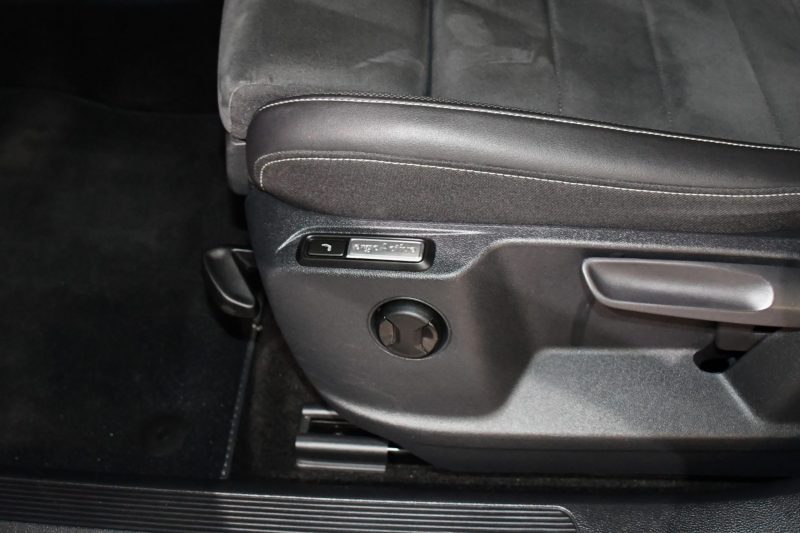 Volkswagen T-Roc R-Line 1.5 TSI 150 DSG GPS Virtual Hayon Attelage Front ACC Induction IQ Light JA 19 – photo 13