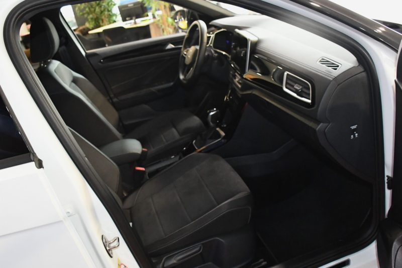 Volkswagen T-Roc R-Line 1.5 TSI 150 DSG GPS Virtual Hayon Attelage Front ACC Induction IQ Light JA 19 – photo 23