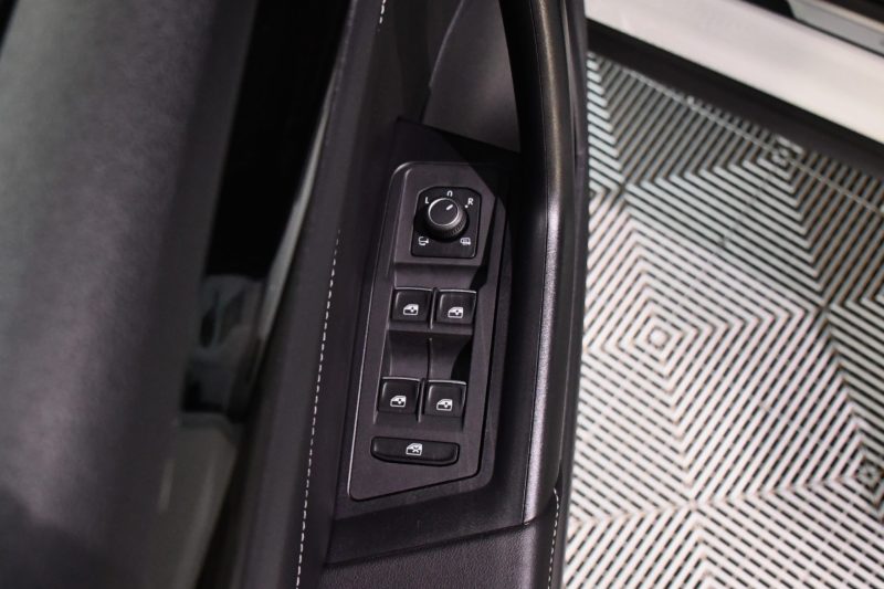 Volkswagen T-Roc R-Line 1.5 TSI 150 DSG GPS Virtual Hayon Attelage Front ACC Induction IQ Light JA 19 – photo 24