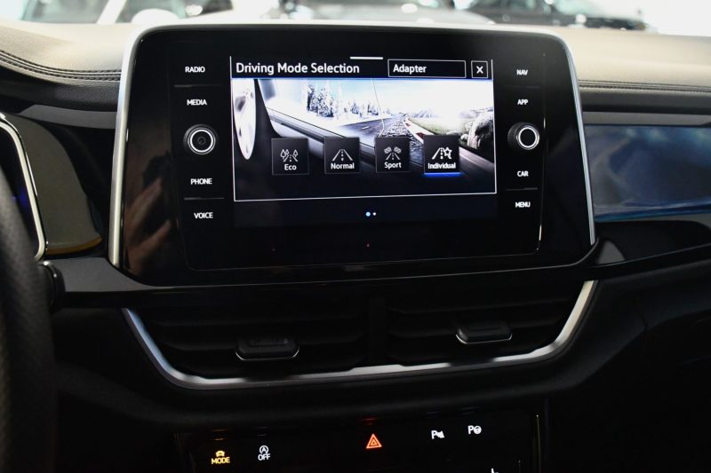 Volkswagen T-Roc R-Line 1.5 TSI 150 DSG GPS Virtual Hayon Attelage Front ACC Induction IQ Light JA 19 – photo 28