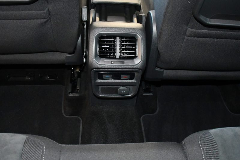 Volkswagen Tiguan R-Line Carat 2.0 TDI 190 DSG 4Motion GPS Virtual Attelage Front Lane Alcantara JA 19 – photo 9