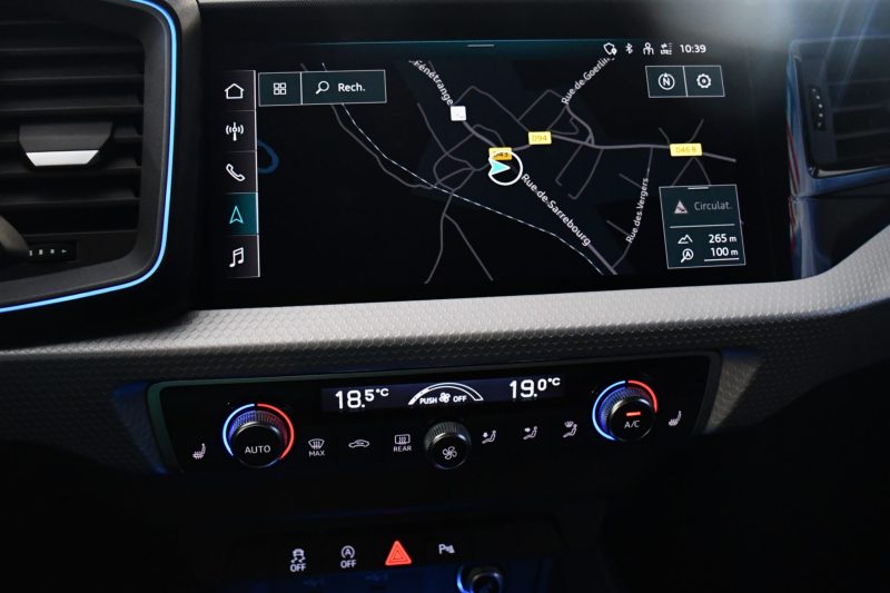 Audi A1 Sportback S-Line 35 TFSI 150 S-Tronic GPS Virtual ACC Car Play Caméra Induction Pré Sense Lane LED JA 18 Audi Sport Bleu TURBO – photo 28