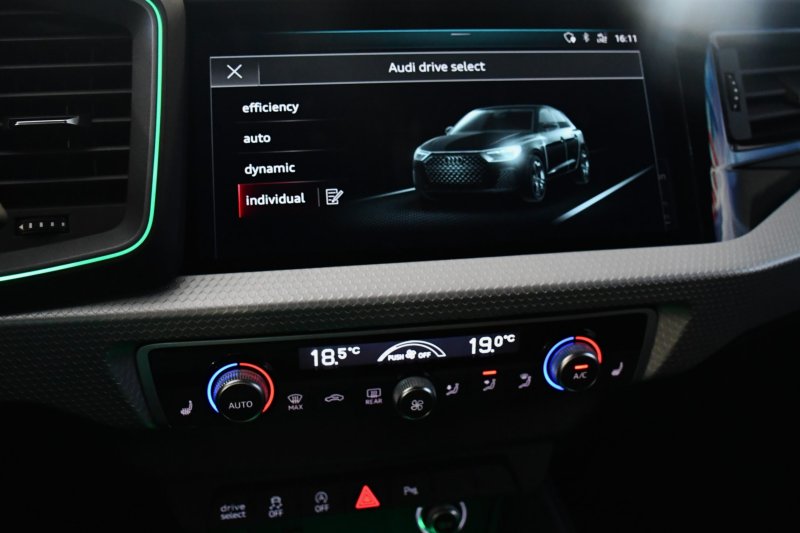 Audi A1 Sportback S-Line 40 TFSI 200 S-Tronic GPS ACC Caméra Pré Sense Drive Cuir Alcantara Lane JA 17 Vert Tioman – photo 33