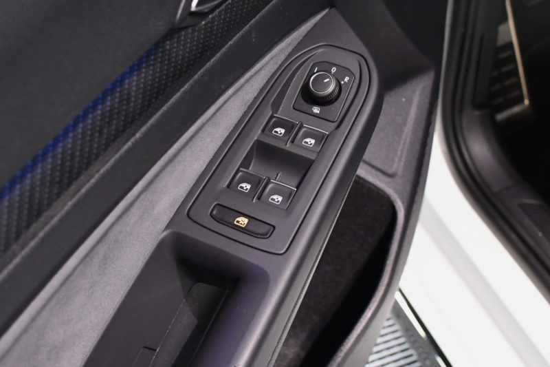Volkswagen Golf 8 R-Line 1.5 eTSI 150 DSG GPS Virtual Caméra TO IQ Light Harman Kardon Mode Car Play Lane Front JA 18 – photo 23