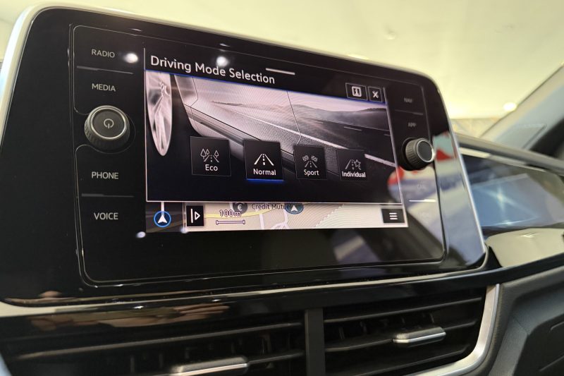 Volkswagen T-Roc R-Line 2.0 TDI 150 DSG GPS Virtual Caméra IQ Light Clim Bi-zone Car Play ACC Front Lane JA 17 Garantie Volkswagen 11/2027 ou 100.000 km – photo 18